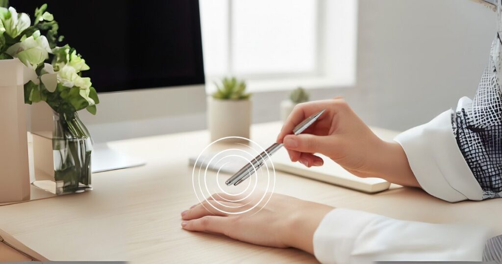 ボールペンの芯の後ろでリズミカルに刺激